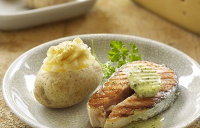 Darne de saumon grillée, beurre aux herbes, pomme de terre des Polders farcies au fromage Nazareth Light