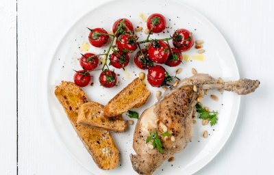 Lapin en cocotte au vin blanc et aux tomates cerises épicées