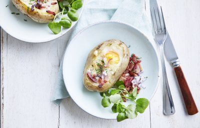 Pommes de terre en chemise farcies à l'œuf, au fromage et aux lardons