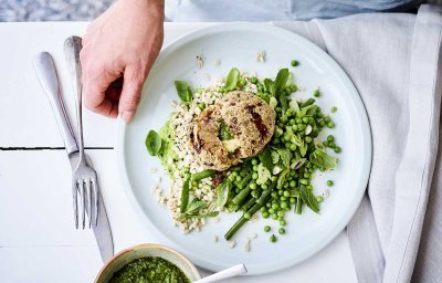 Boulettes farcies au fromage et au pesto, salade d’orge verte et crème de petits pois 