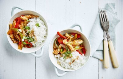 Chicons au wok, sauce aigre-douce aux dés de poulet et riz
