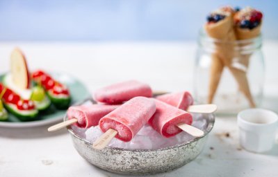 Glaces au yaourt, fraises et groseilles