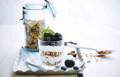 Granola met yoghurt en fruit