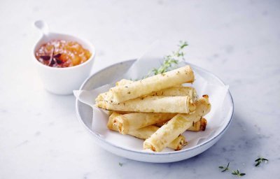 Rouleaux de pâte filo au chèvre et chutney de coings