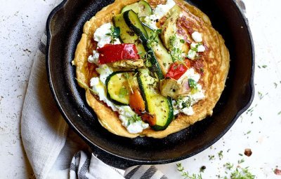 Crêpes salées au fromage frais et légumes grillés