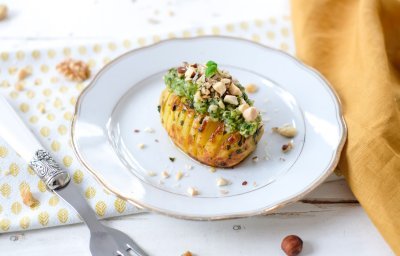 Pommes de terre Hasselback, pesto vert, parmesan et crumble de noix