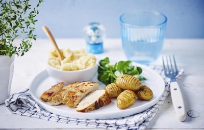 Pommes de terre hasselback au poulet, mousse de pomme et panais