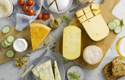 Plateau de fromage avec une note fraîche de légumes