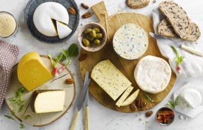 Plateau de fromage avec une note salée et méditerranéenne