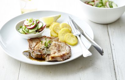 Côtelette de veau, salade de radis et pommes de terre citronnées