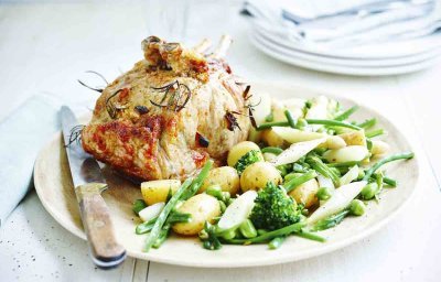 Couronne de veau au romarin et aux légumes de printemps sautés