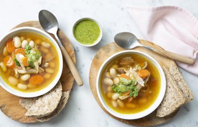 Bouillon de poule au pesto de persil