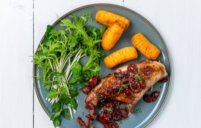 Cuisses de lapin à la sauce aux pruneaux et aux cerises, salade croquante 