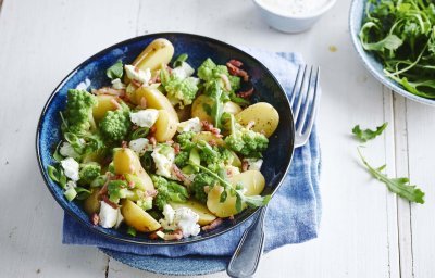 Krieltjessalade met rucola, romanesco, spekjes en geitenkaas