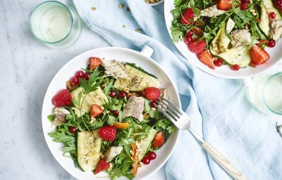 Salade de fines herbes aux fruits rouges et maquereau