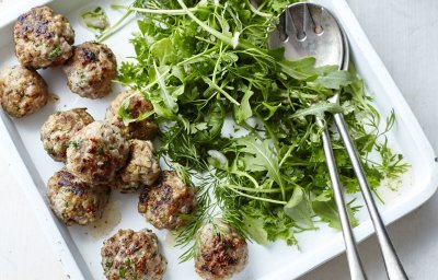 Boulettes de viande parfumées et salade aux herbes