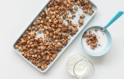 Granola aux amandes et lait frais