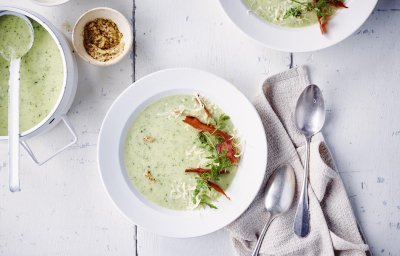 Soupe de moutarde au cerfeuil, fromage et jambon croustillant