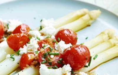 Asperges et salsa de tomates cerises