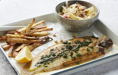 Noordzeetong Meunière met pastinaakfrietjes, witloof, noten en appeltjes salade