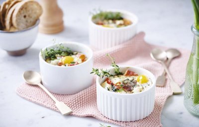 Œuf en cocotte au jambon séché, épinard et tomates cerises