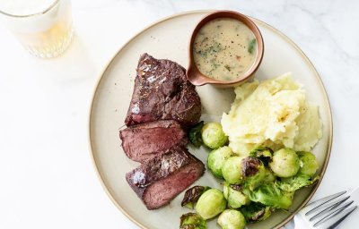 Onglet au foin, choux de Bruxelles grillés et sauce à la bière