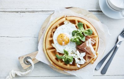 Gaufre de petit déjeuner avec œuf au plat, jambon cru et fromage de chèvre