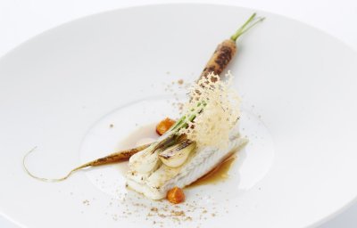 Op de graat gebakken pladijs met bouillon van ui en gebrande wortel