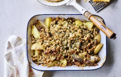 Plat au four de chicon et de pommes de terre, crumble et fromage vieux belge