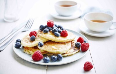 Pancakes aux myrtilles, framboises & miel 