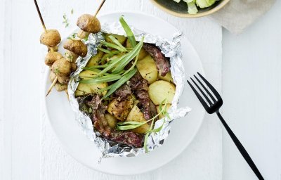 Papillote de pommes de terre, topinambours et bifteck au barbecue