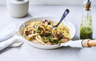 Pâtes, chair à saucisse, chicon cuit et pesto au persil