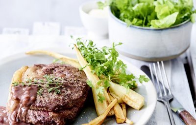 Steak, sauce à l’échalote et frites de panais