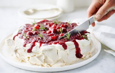 Pavlova aux airelles et au romarin