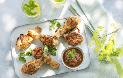 Piri Piri drumsticks met een tomatensaus en koriander