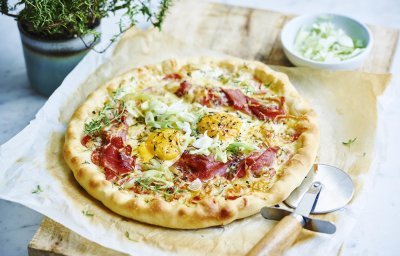 Pizza met gedroogde ham