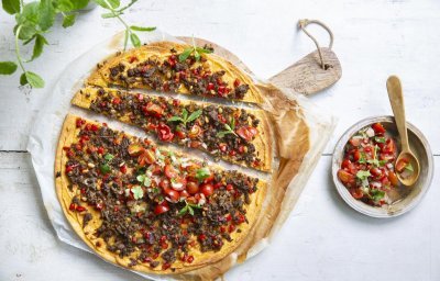 Pizza à la viande hachée épicée, houmous et salsa de tomates