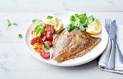 Plie, purée de pommes de terre onctueuse et salade de tomates grillées