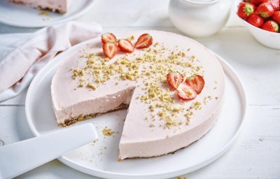 Cheesecake à la fraise sur fond de dattes