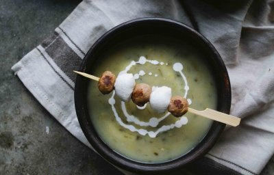 Soupe de poireaux et brochettes de boulettes et mozza