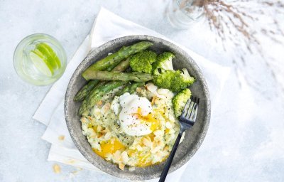 Purée au lait battu, légumes verts et œuf poché