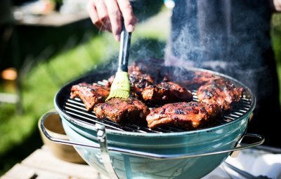 Ribbetjes klaarmaken op de bbq