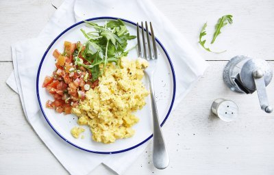 Œufs brouillés et salsa de tomates