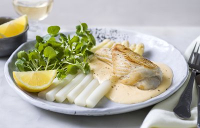 Roggefilet met witte asperges, mousselinesaus en waterkers