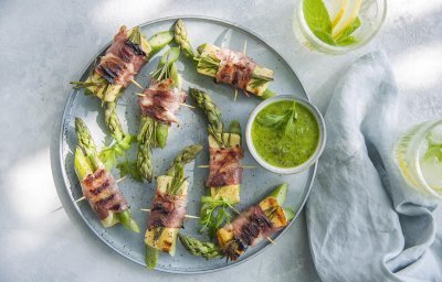 Roulades de lard aux asperges et Berloumi, pesto de persil