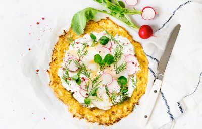 Pizza rösti avec crème épaisse, flétan fumé et radis