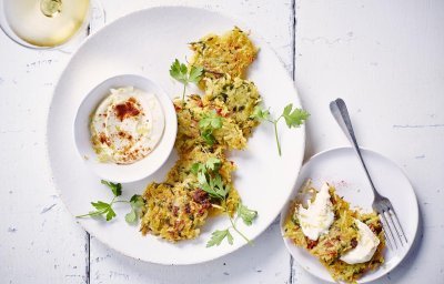 Rösti's met boerenham, verse kruiden, kaas en zureroomdip