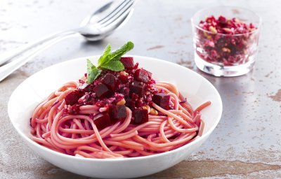 Spaghettis roses et pesto de betterave rouge
