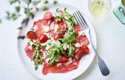 Carpaccio de bœuf aux tomates cerises, roquette et parmesan