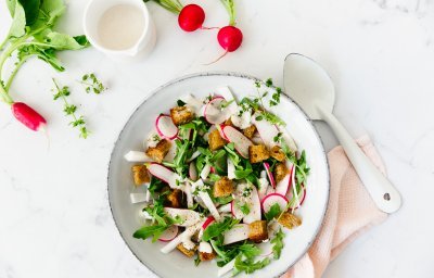 Salade de chou-rave aux radis et vinaigrette aux anchois